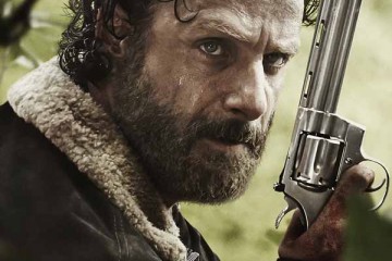 Rick, un pistolet à la main, est prêt à se battre dans la saison 5 de The Walking Dead.