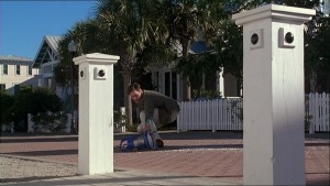 Truman découvrant un projecteur tombé dans sa rue