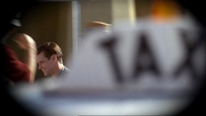 Jim Carrey caché par un taxi au premier plan