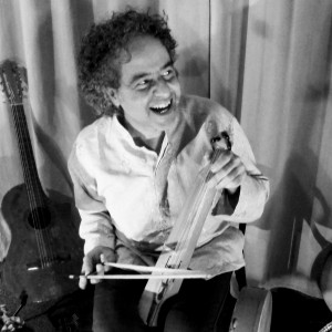 Abaji, misicien multi-instruments